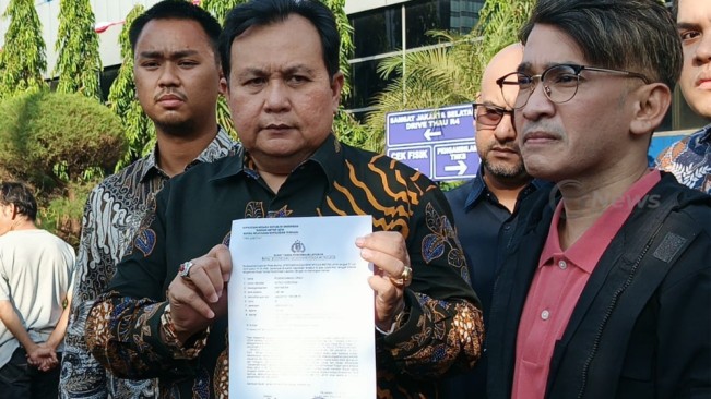 Ruben Onsu didampingi kuasa hukumnya melaporkan akun TikTok yang telah memfitnah putrinya ke Polda Metro Jaya. [Foto: FTNews.co.id/Selvianus Kopong Basar]